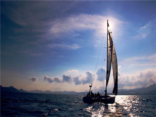 What are the working principles of energy storage substations